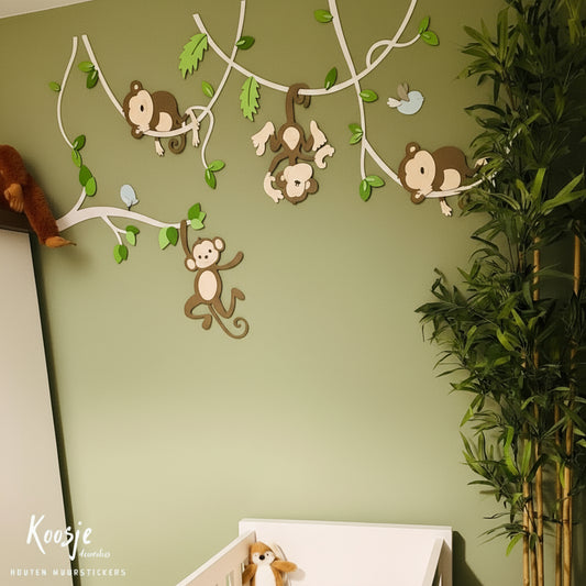 Houten wanddecoratie voor babykamer, twee aapjes hangend aan lianen met groene bladeren, groene muur