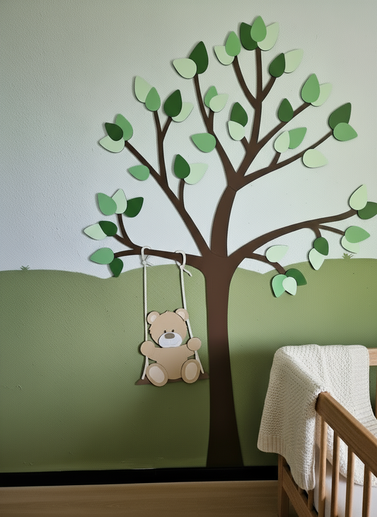 Houten decoratie voor de kinderkamer; grote boom met groene bladeren en schommelend beertje.