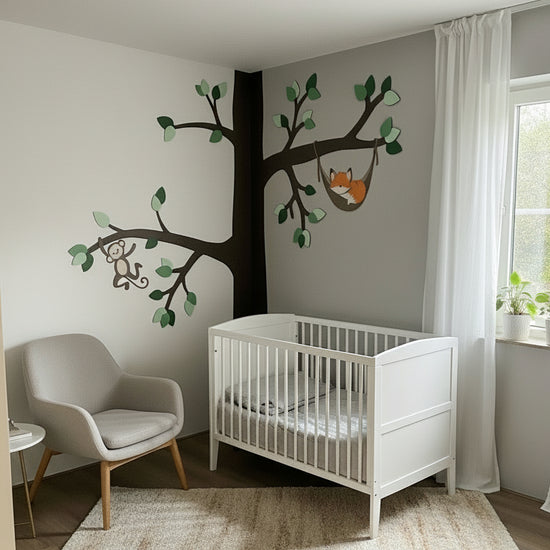 Houten decoratie voor de kinderkamer; grote boom met groene bladeren, aapje en slapend vosje in hangmat.