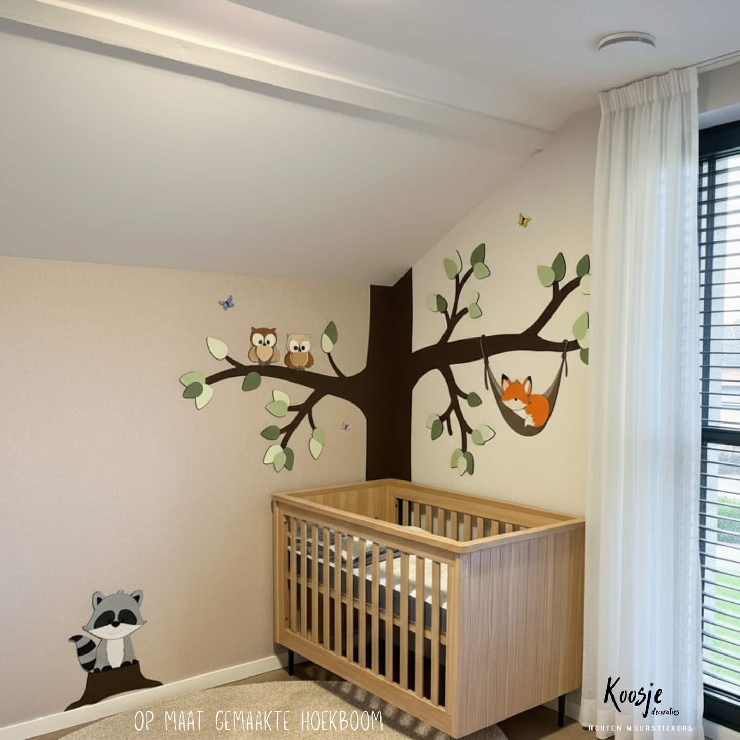 Houten muursticker - Hoekboom met vosje in hangmat (extra dieren optioneel) - groene blaadjes (260x265cm)