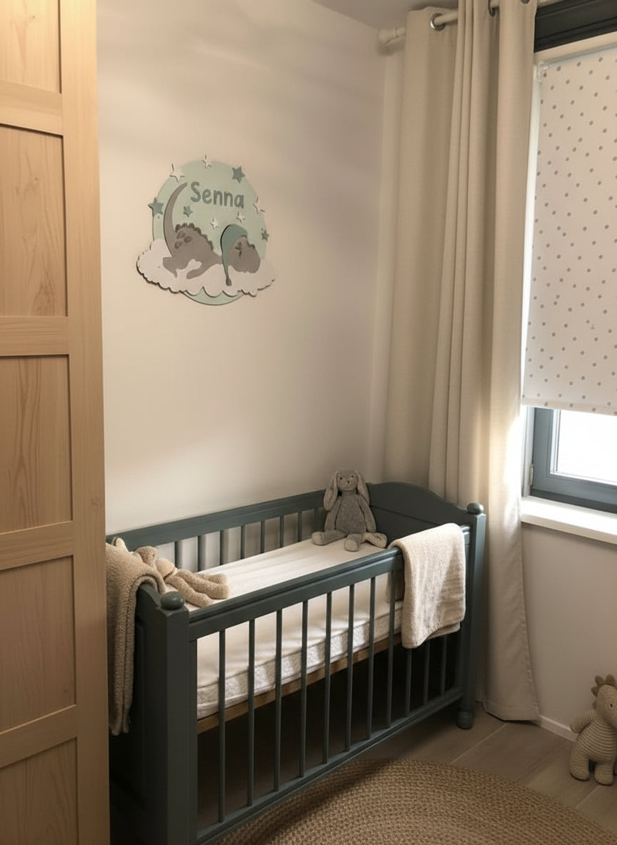 Houten muurdecoratie voor kinderkamer; rond bord met slapend draakje op wolk en sterren.