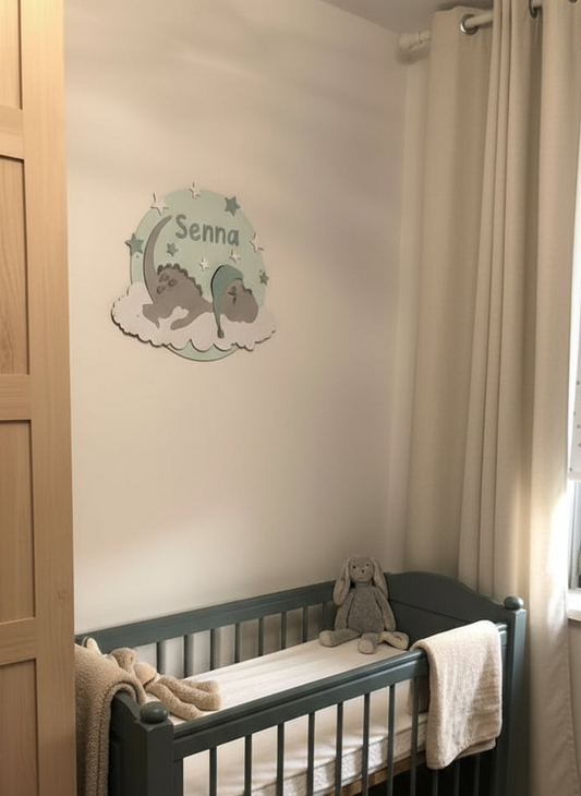 Houten muurdecoratie voor kinderkamer; rond bord met slapend draakje op wolk en sterren.