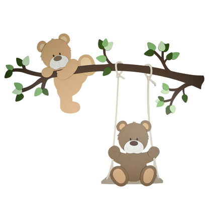 Houten muurdecoratie voor babykamer met tak, groene bladeren, beige klauterende beer en schommelend beertje