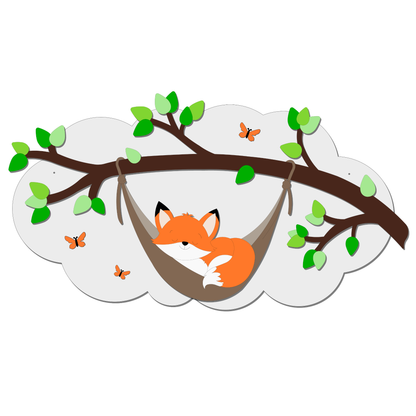 Houten muurdecoratie met slapend vosje in een hangmat onder een grote bruine tak, omringd door groene bladeren en vlinder vlinders tegen een witte wolk.