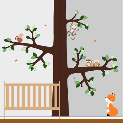 Houten muurstickers van grote hoekboom met bosdieren en vosje. Geschikt voor babykamer in bosthema.