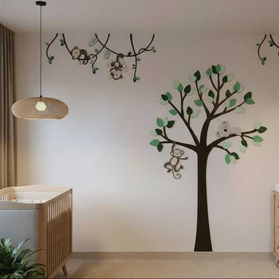 Houten wanddecoratie voor babykamer, grote boom met groene bladeren en twee aapjes hangend aan lianen met groene bladeren, witte muur