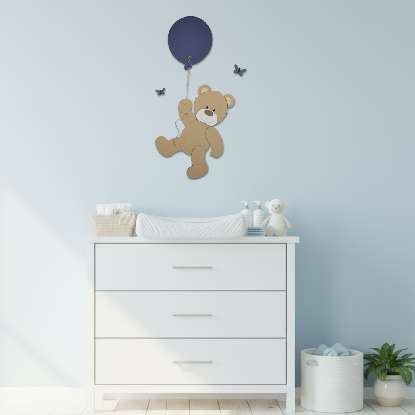 Houten muurstickers babykamer beige beertje hangend aan ballon