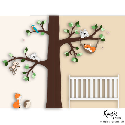 Houten muurdecoratie babykamer: grote boom in hoek met slapend vosje in hangmat.