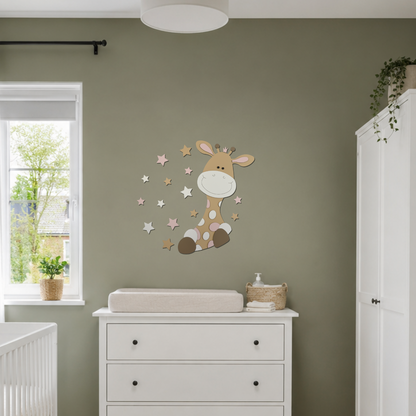 Muurdecoratie voor babykamer, vrolijke giraf met sterren.