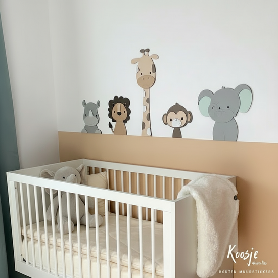 Houten jungledieren voor aan de muur – lieve muurstickers met giraf, leeuw en olifant in warme, neutrale tinten voor de babykamer.