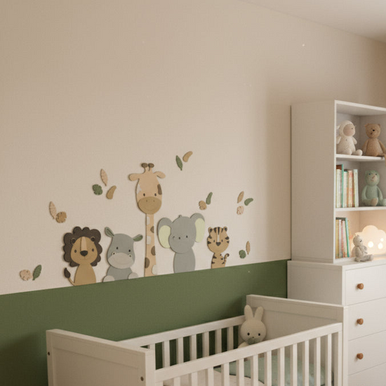 Natuurlijke houten muurdecoratie met jungledieren – giraf, leeuw en olifant in beige tinten, perfect voor een rustige babykamerstijl.