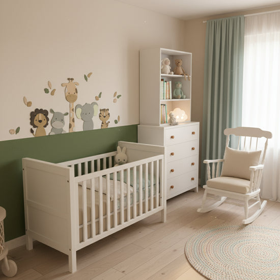 Natuurlijke houten muurdecoratie met jungledieren – giraf, leeuw en olifant in beige tinten, perfect voor een rustige babykamerstijl.