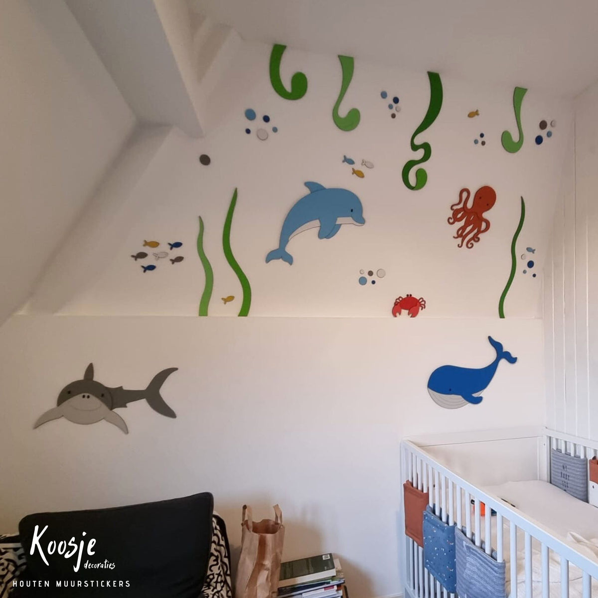 Decoratie babykamer zeedieren onderwaterwereld met blauwe dolfijn en walvis en haai. Omringd door octopus, vissen en krab