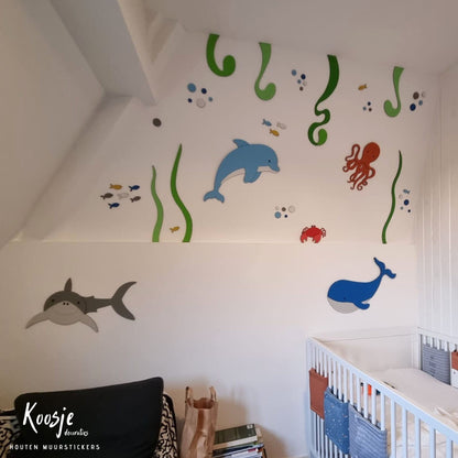 Decoratie babykamer zeedieren onderwaterwereld met blauwe dolfijn en walvis en haai. Omringd door octopus, vissen en krab