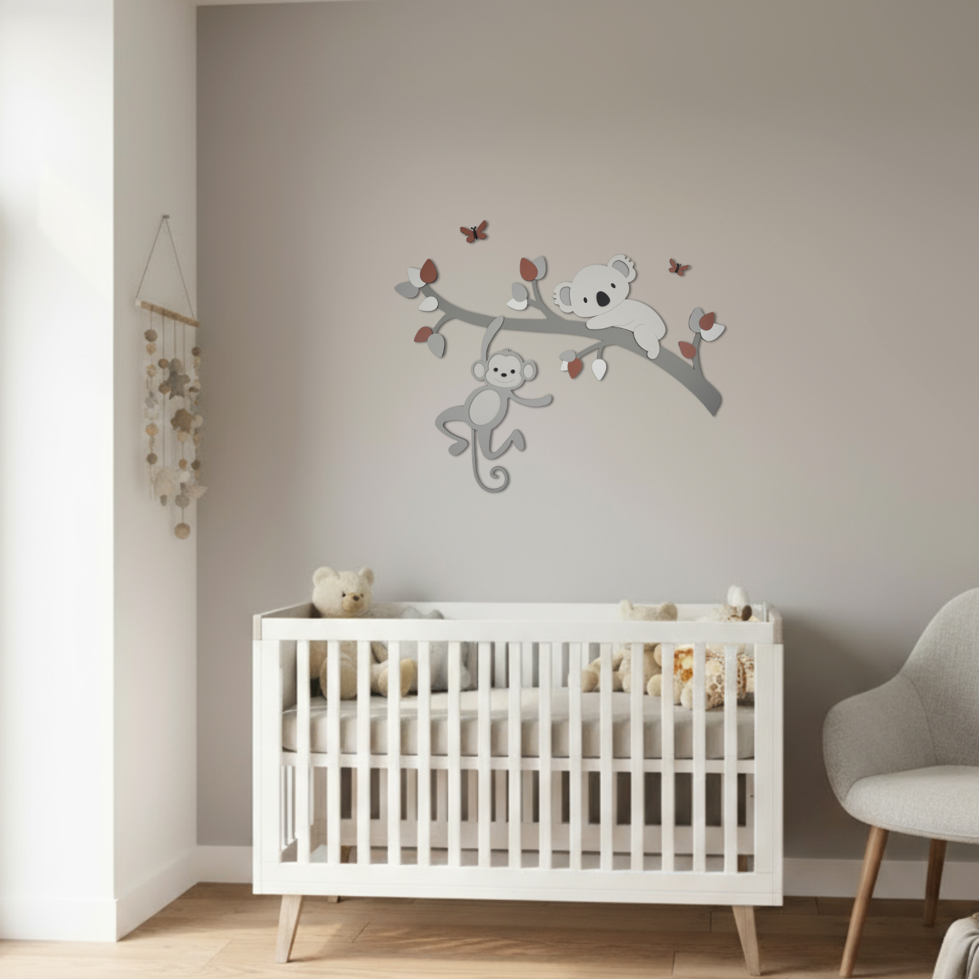Houten muurstickers voor babykamer; tak met gekleurde bladeren, koala en aapje.