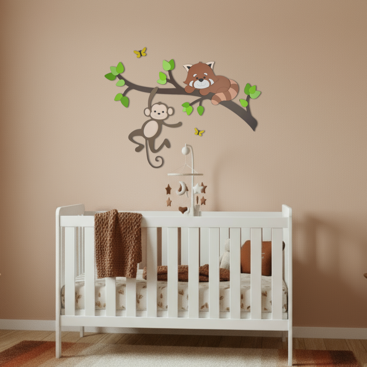 Houten muursticker voor babykamer: tak met groene bladeren, aapje en rode panda.