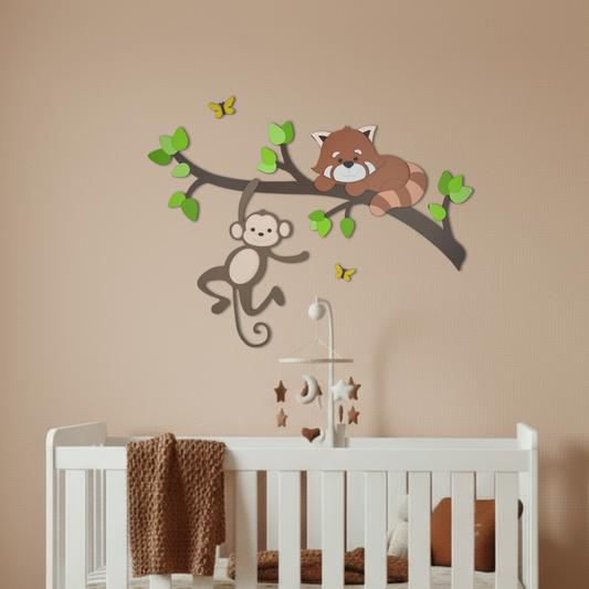 Houten muursticker voor babykamer: tak met groene bladeren, aapje en rode panda.