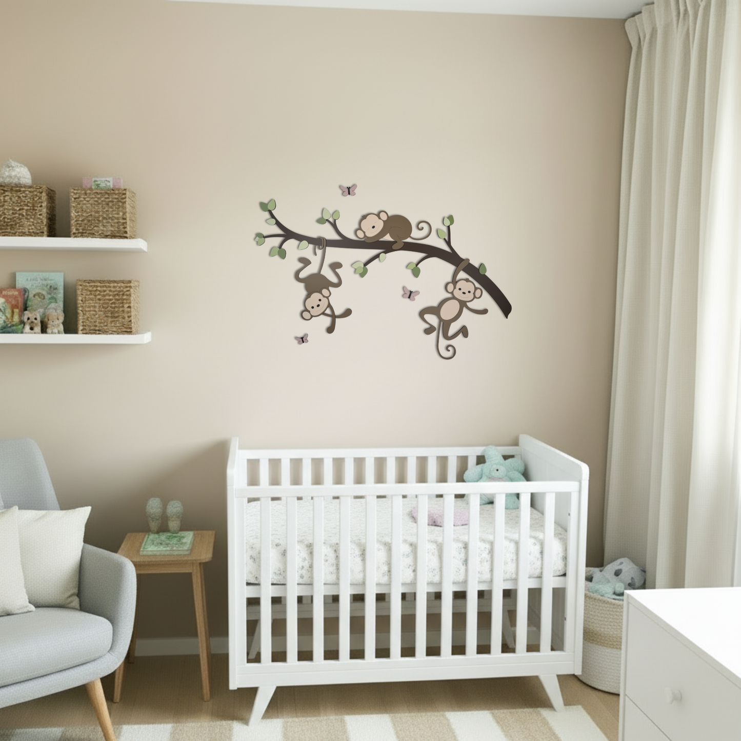 Houten muursticker voor babykamer: tak met groene bladeren en 3 aapjes.