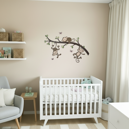 Houten muursticker voor babykamer: tak met groene bladeren en 3 aapjes.
