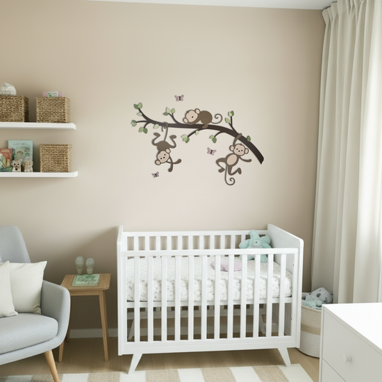 Houten muursticker voor babykamer: tak met groene bladeren en 3 aapjes.