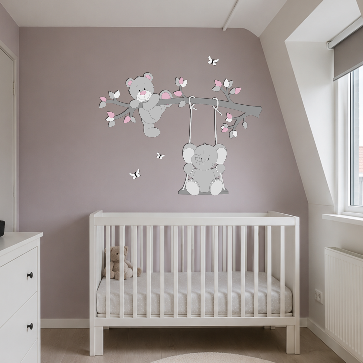 Houten muurdecoratie voor de babykamer met een beertje op een tak en een schommelend olifantje. De decoratie is uitgevoerd in zachte grijstinten met roze accenten, blaadjes en vlinders en past mooi in een bos-, dieren- of natuurthema.