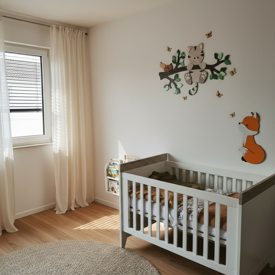 Houten muurstickers voor babykamer: tak met groene bladeren, poes en eekhoorntje.