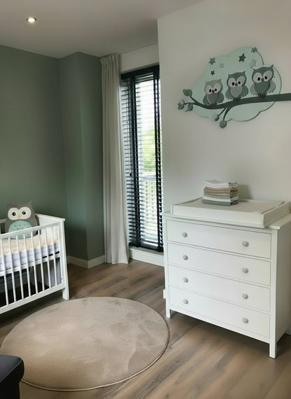 Houten muurdecoratie voor babykamer met tak, gekleurde bladeren en uiltjes