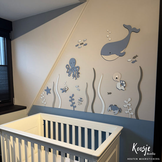 Decoratie babykamer zeedieren of oceaan met walvis, zeepaardje, schildblad en bladeren in grijs met oudblauw voor kinderkamer jongen
