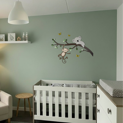 Houten muursticker voor babykamer: tak met groene bladeren, hangend aapje en koala.