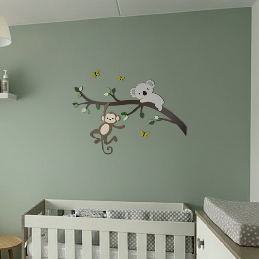 Houten muursticker voor babykamer: tak met groene bladeren, hangend aapje en koala.