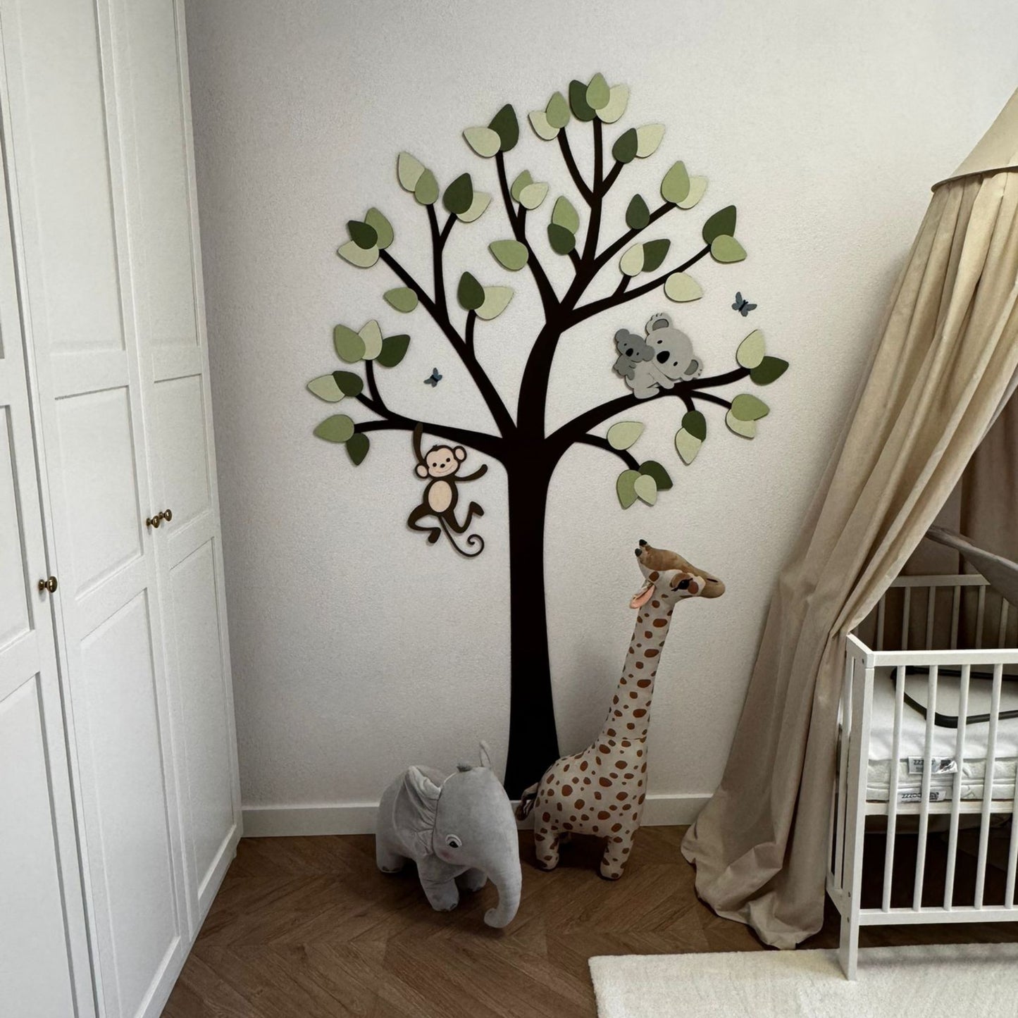 Houten wanddecoratie kinderkamer grote boom met groene bladeren met aapje en koala op de takken