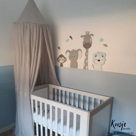 Houten jungledieren voor aan de muur – lieve muurstickers met giraf, leeuw en olifant in warme, neutrale tinten, boven blauwe lambrisering