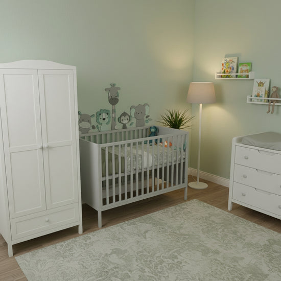Natuurlijke houten muurdecoratie met jungledieren – giraf, leeuw en olifant in beige tinten, perfect voor een rustige babykamerstijl.