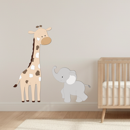 Houten muurdecoratie van grote giraf met grijze, lopende olifant. Passend op kinderkamer in jungle of safari thema.
