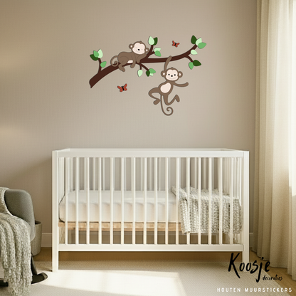 Houten muurdecoratie voor de babykamer, tak met groene bladeren en 3 aapjes, geschikt voor jungle of safari thema.
