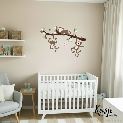 Houten muurdecoratie voor de babykamer, tak met groene bladeren en 3 aapjes, geschikt voor jungle of safari thema.