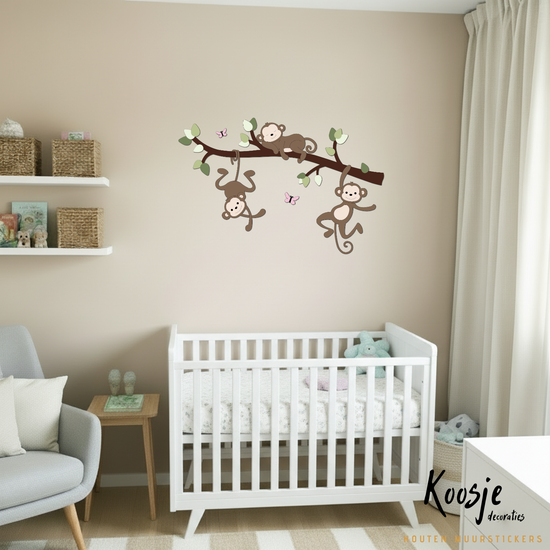 Houten muurdecoratie voor de babykamer, tak met groene bladeren en 3 aapjes, geschikt voor jungle of safari thema.