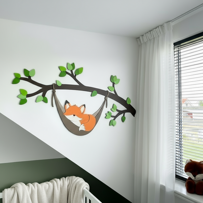 Houten muurdecoratie kinderkamer – tak met groene bladeren en slapend vosje in hangmat