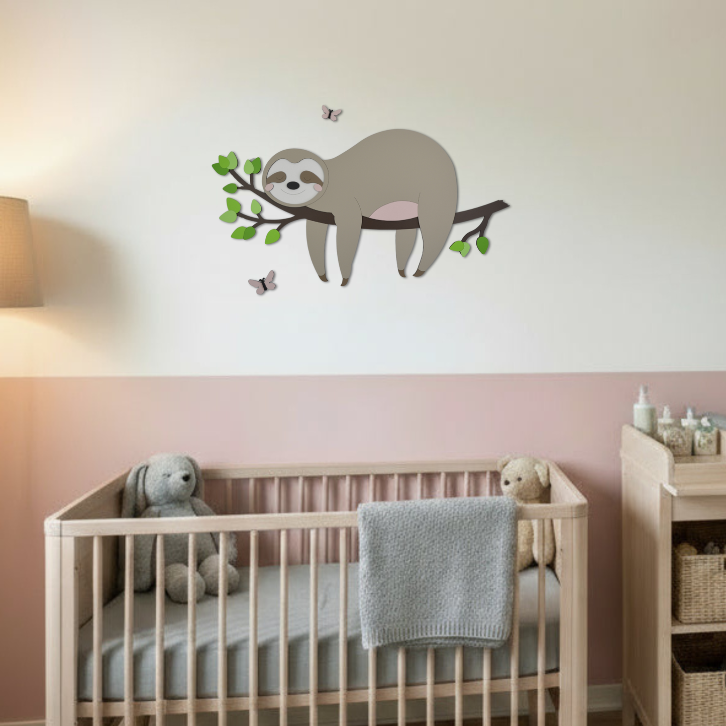 Houten wanddecoratie voor kinderkamer; tak met groene bladeren en schattige slapende luiaard.