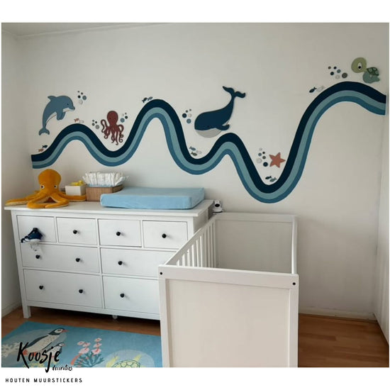Decoratie babykamer zee of oceaan met blauwe golven, walvis, dolfijn en octopus.