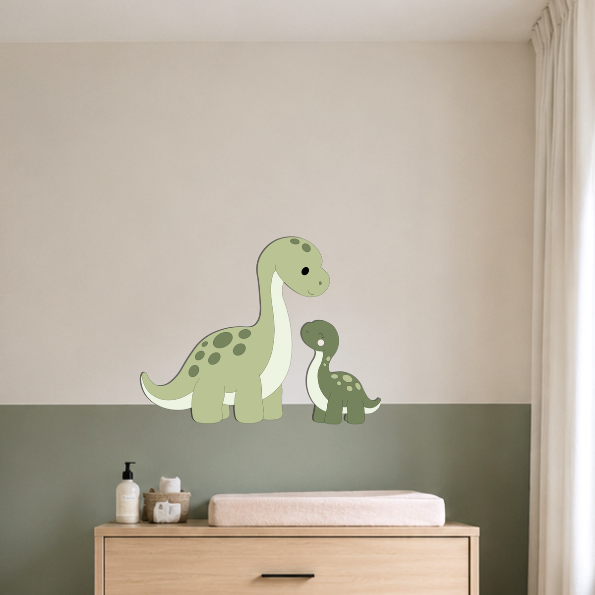 Houten muurdecoratie van een grote lichtgroene dino met een kleine donkergroene baby dino, met 3D-effect voor de baby- en kinderkamer. Geschikt voor een dinothema of dinokamer.