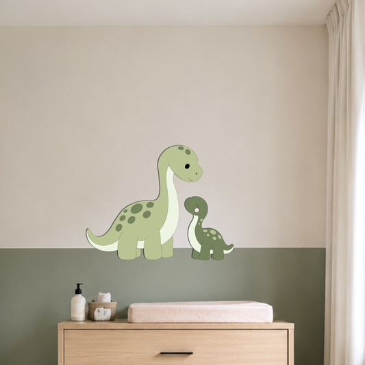 Houten muurdecoratie van een grote lichtgroene dino met een kleine donkergroene baby dino, met 3D-effect voor de baby- en kinderkamer. Geschikt voor een dinothema of dinokamer.