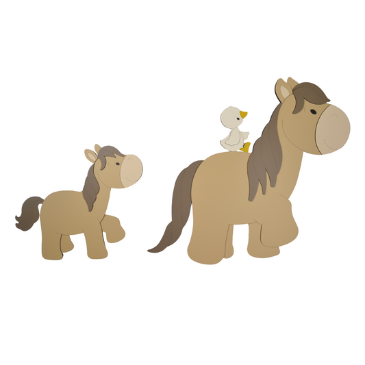 Houten wanddecoratie babykamer lopend groot paard gevolgd door vrolijk veulentje met eendje op rug. 