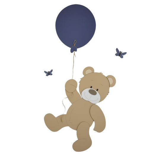 Houten muurdecoratie voor babykamer met beige beer hangend aan blauwe ballon