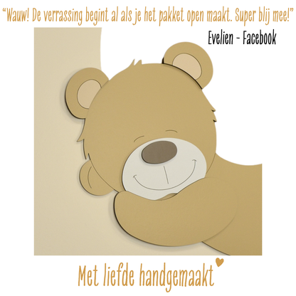 Detail en positieve review houten muurdecoratie voor de babykamer van Koosje decoraties. Slapend beertje op een maan voor een gezellige kinderkamer.