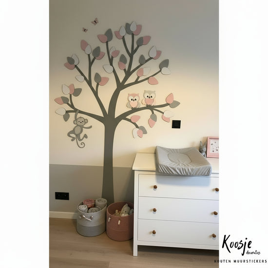Houten muurdecoratie voor babykamer: grote boom met grijze, witte en roze bladeren uiltjes en aapje.