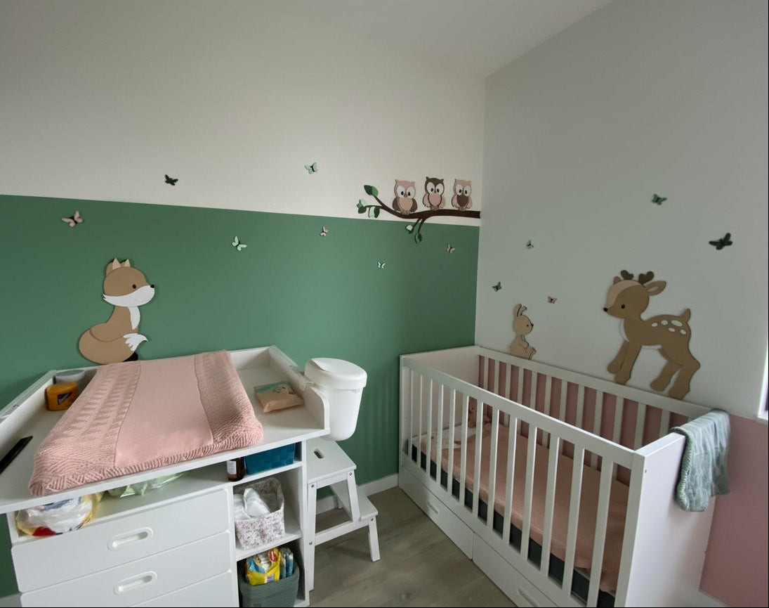 Houten muurdecoratie voor kinderkamer in bosthema; vos, hertje en tak met uiltjes