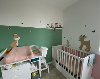 Houten muurdecoratie voor kinderkamer in bosthema; vos, hertje en tak met uiltjes