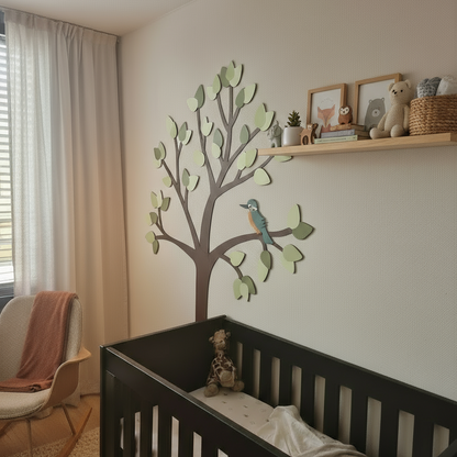 Houten wanddecoratie voor kinderkamer met grote boom met groene bladeren en ijsvogel.