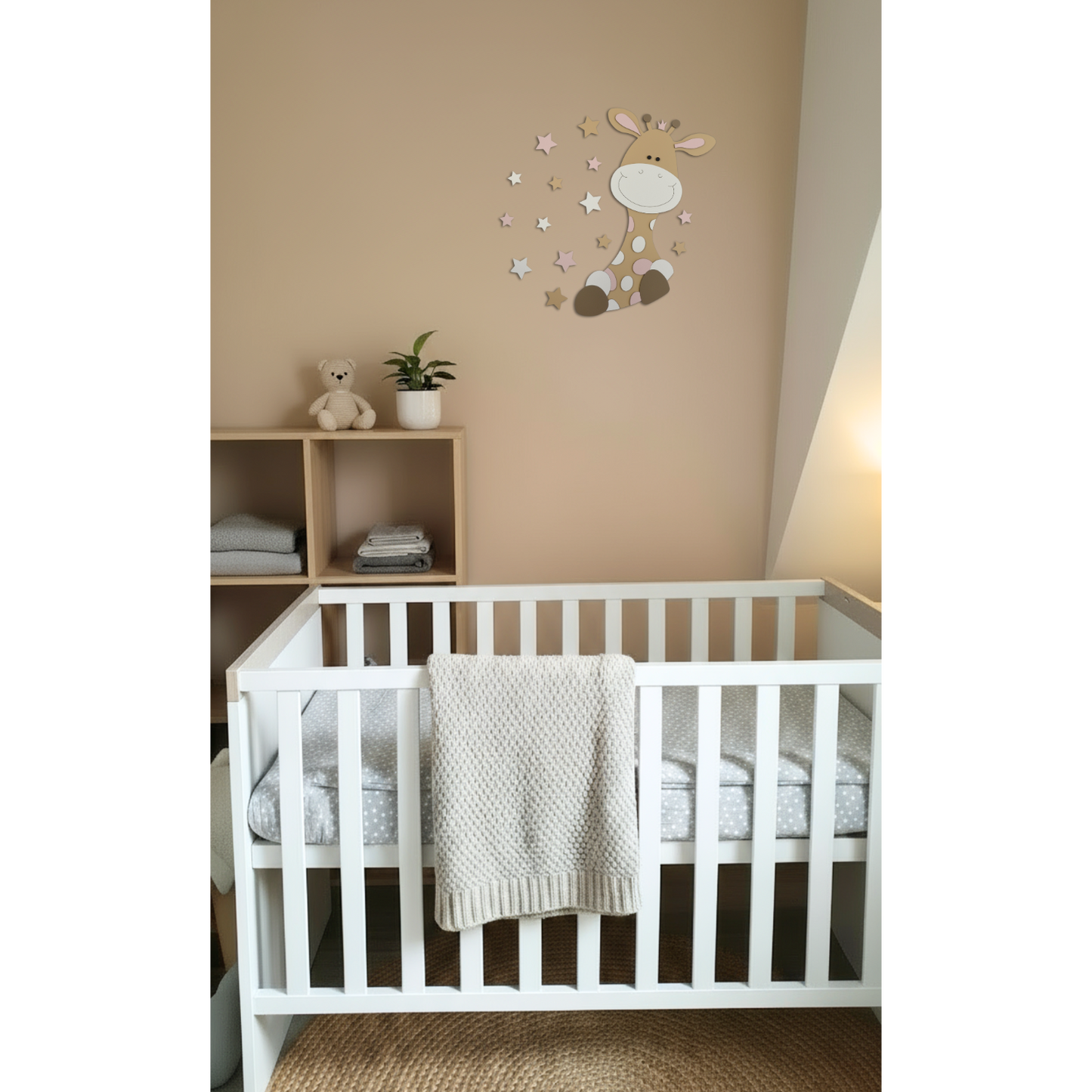 Houten muurdecoratie voor kinderkamer; beige giraf omringd door sterren.